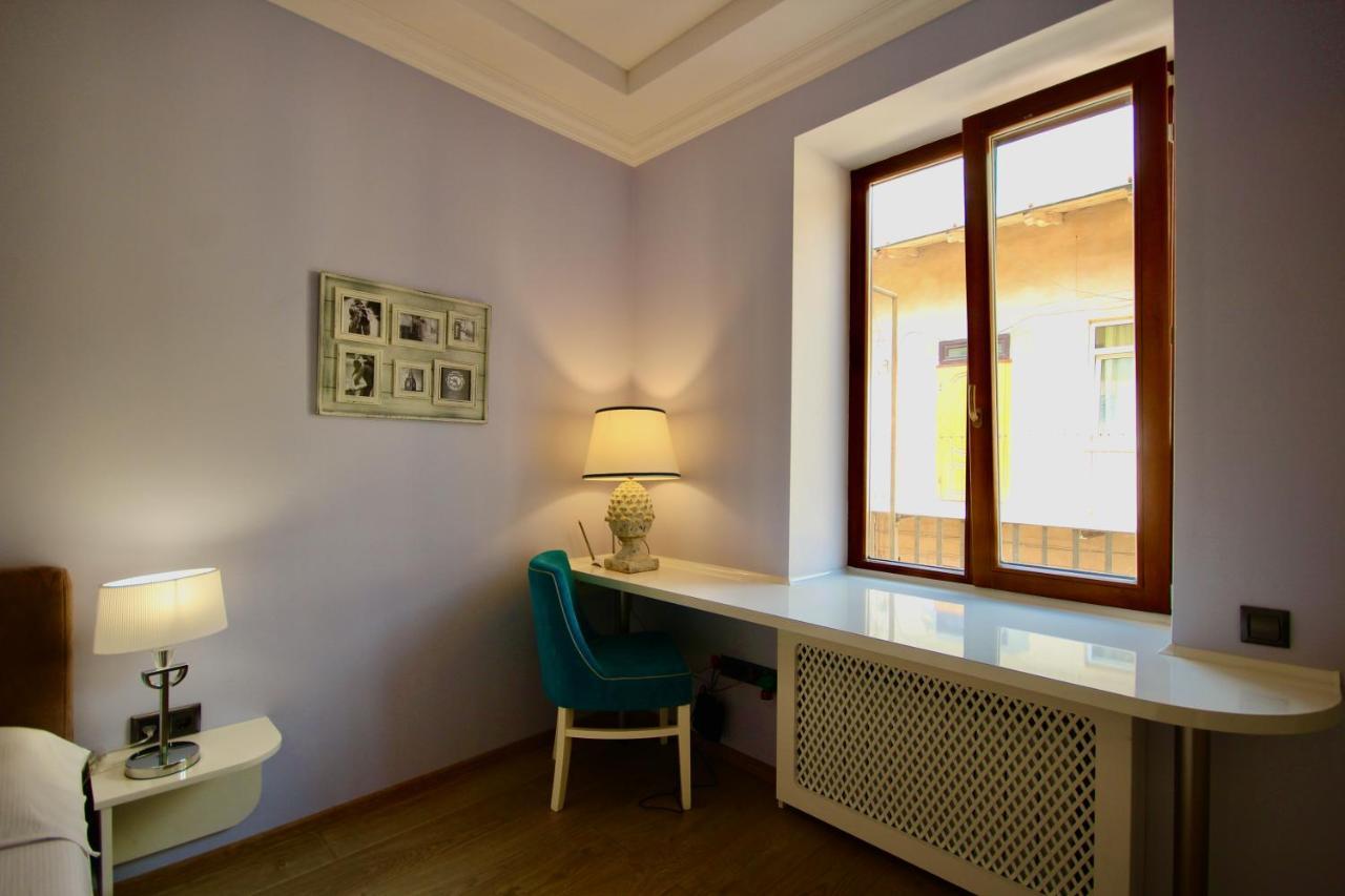 Romantic Lux Vivaldi Suite Svobode Avenue 39 Lviv Buitenkant foto