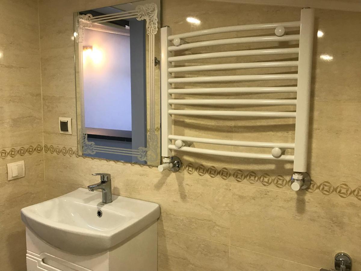 Romantic Lux Vivaldi Suite Svobode Avenue 39 Lviv Buitenkant foto